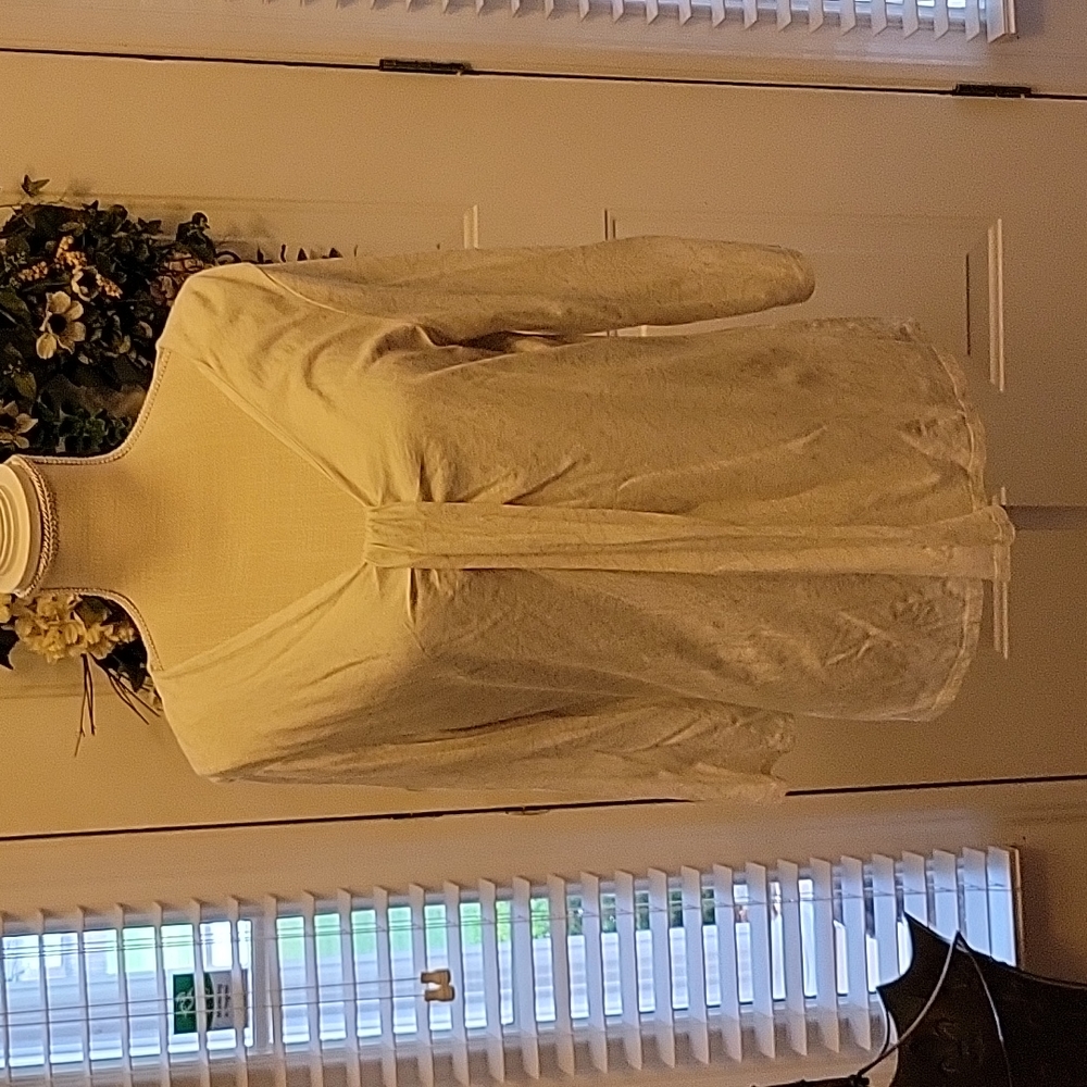Dana Buchman white & shimmery gold 3/4 sleeve V neck w/accent top Large …EUC